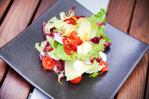 Foto prossimo piano di un'insalata sul piatto sul tavolo