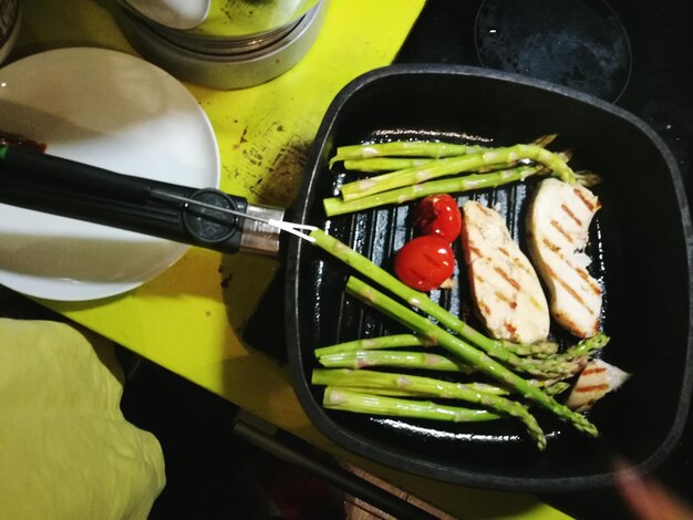 Foto prossimo piano di un'insalata sul piatto sul tavolo