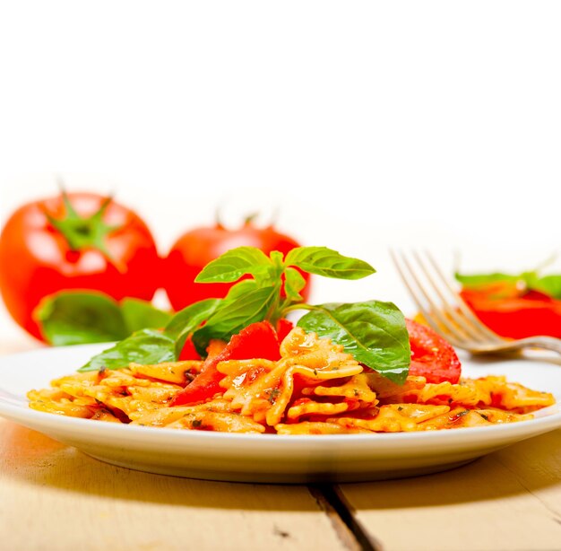 Photo close-up of salad in plate on table