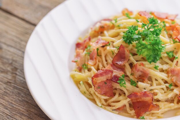 Foto prossimo piano di un'insalata sul piatto sul tavolo