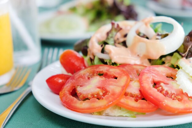 Photo close-up of salad in plate