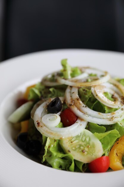 Foto close-up di un'insalata servita in una ciotola