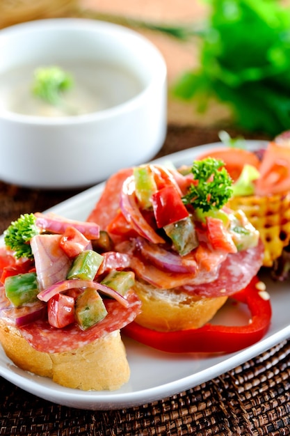 Photo close-up of salad served in plate on table