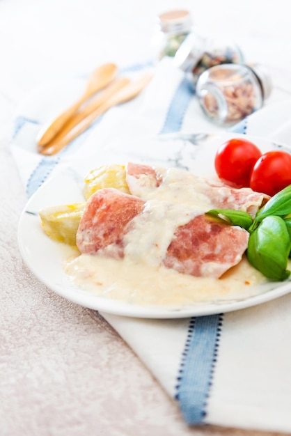 Foto close-up di un'insalata servita su un piatto sulla tavola