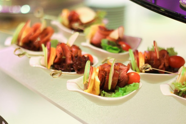 Photo close-up of salad served in plate on table