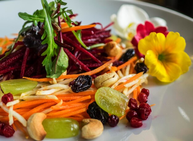 Foto prossimo piano di un'insalata servita in piatto