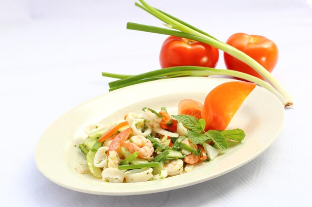 Foto prossimo piano di un'insalata servita in piatto