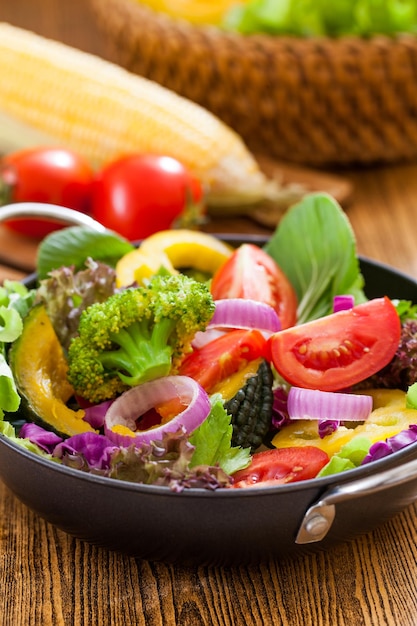 Foto prossimo piano di un'insalata servita a tavola