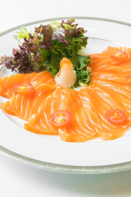 Крупный план салата с морепродуктами на тарелке