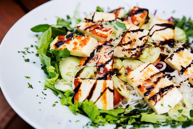 Close-up salade met gegrilde kaas.