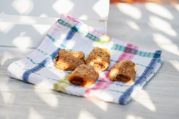 Foto primo piano di un panino salato o napoletano. colazione o spuntino anche se ricco antipasto.