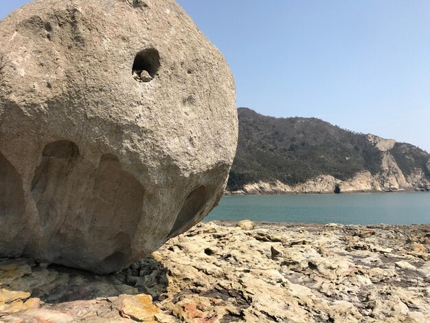 Foto close-up della sabbia sulla spiaggia contro un cielo limpido