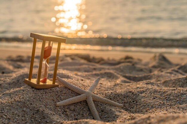 Foto close-up della sabbia sulla spiaggia contro il cielo durante il tramonto