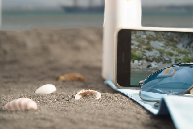 Foto close-up della sabbia sulla spiaggia contro il cielo