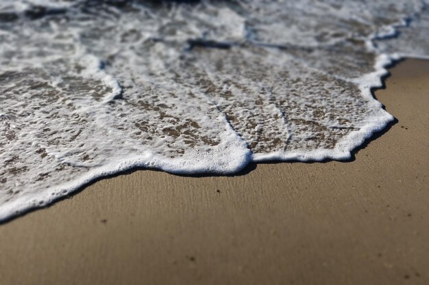 Foto prossimo piano della sabbia sulla spiaggia