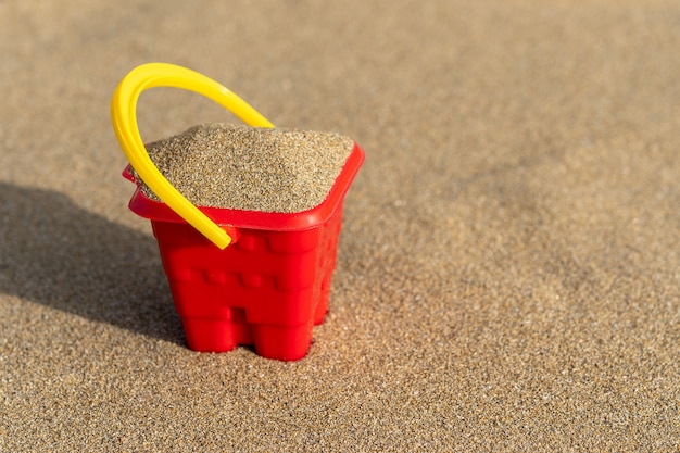 Photo close up on sand castle bucket on sand