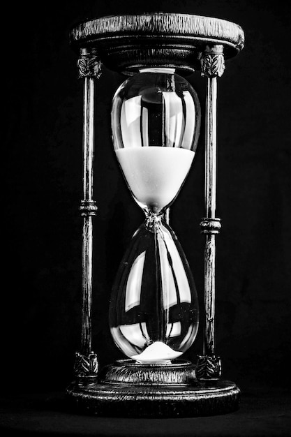 Photo close-up of sand clock on table