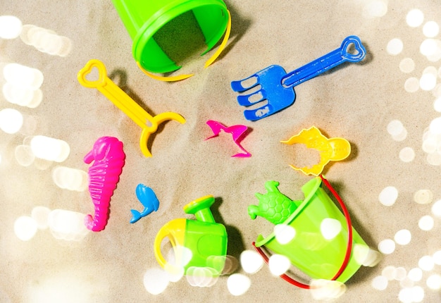 Foto primo piano del kit di giocattoli di sabbia sulla spiaggia estiva