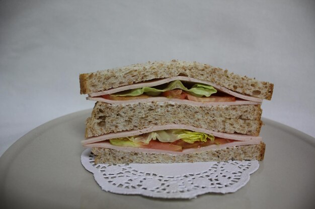 Photo close-up of sandwich in plate on table