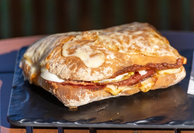 Foto close-up di un panino sul piatto