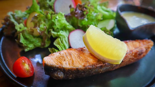 Photo close-up of sandwich served in plate