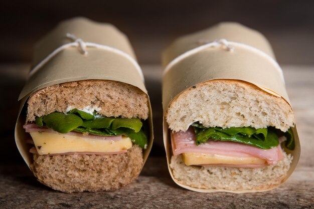 Photo close-up of sandwich on table