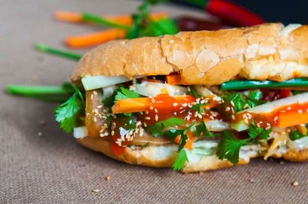 Photo close-up of sandwich on table