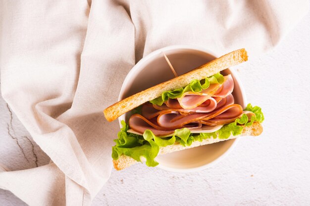 Близкий взгляд на сэндвич с сыром и луком в миске на столе