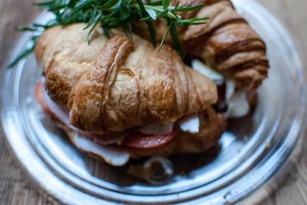 Photo close-up of sandwiches in plate on table