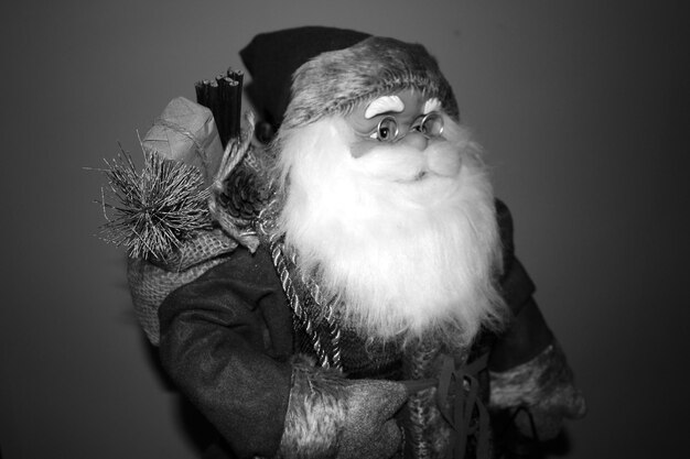 Foto close-up della statuetta di babbo natale