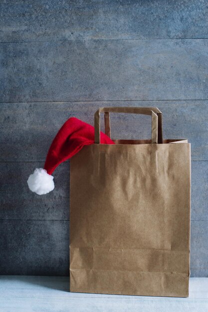 Foto close-up del cappello di babbo natale in sacchetto di carta