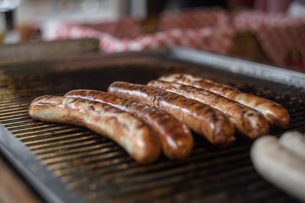 Foto close-up di salsicce al barbecue al mercato in vendita