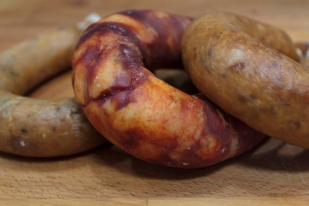 Photo close-up of sausages on table