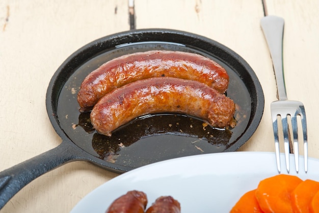 Крупный план колбасы с жареными овощами на тарелке