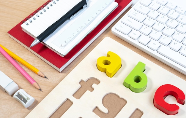 Photo close-up of school supplies on table