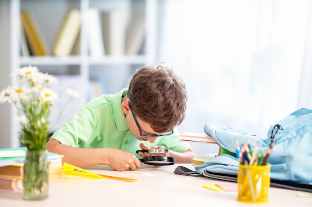 家からすべてを学ぶ男子生徒のクローズアップ