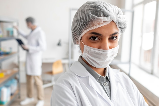 Photo close up scientist posing