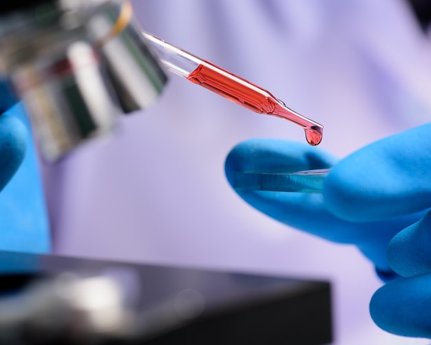 Photo close-up of scientist working at laboratory