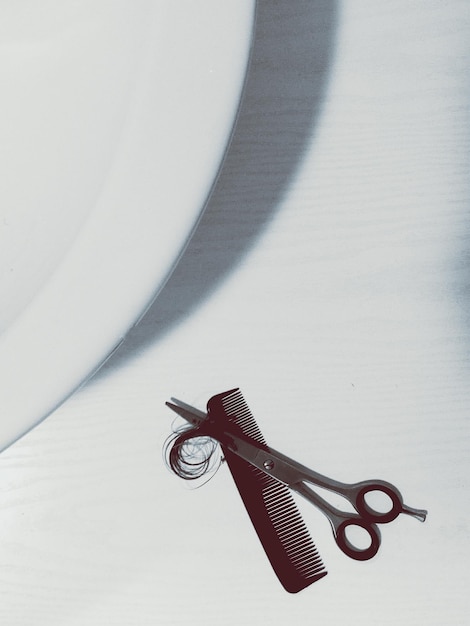 Photo close up of scissors and comb