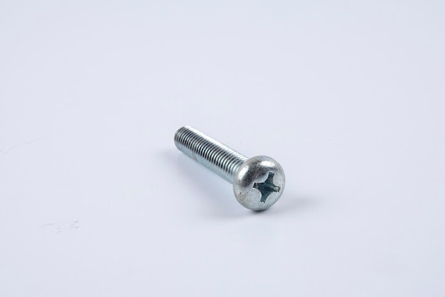 Photo close-up of screw on white background