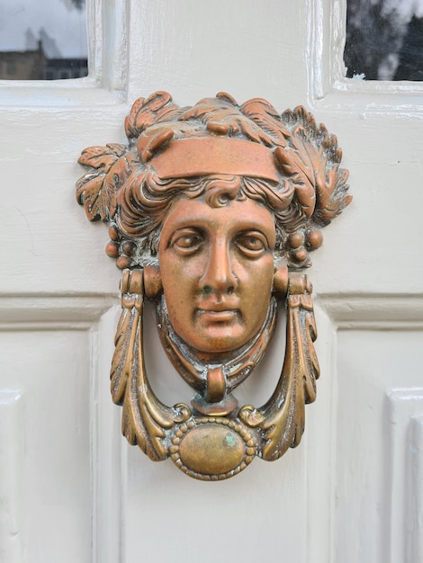 Foto close-up della scultura sulla porta