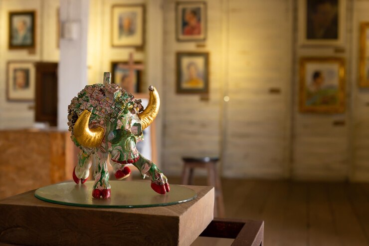 फोटो close-up of sculpture on table at home