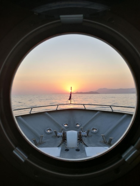 Foto prossimo piano del mare contro il cielo durante il tramonto