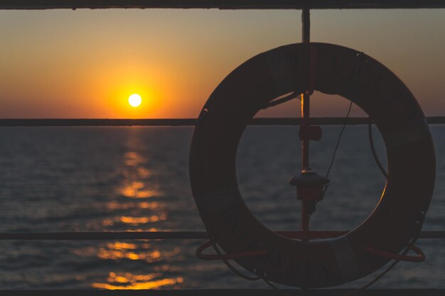 Foto prossimo piano del mare contro il cielo durante il tramonto