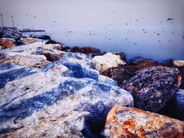 Foto prossimo piano del mare contro il cielo