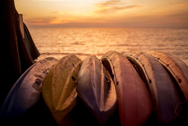 Photo close-up of sea shore during sunset