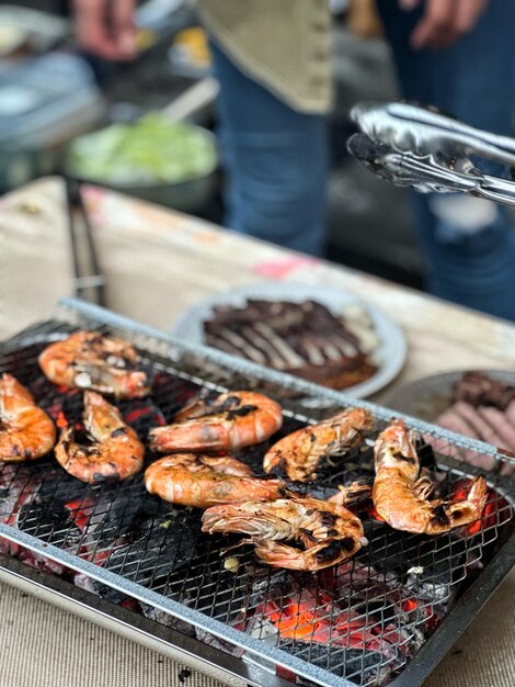 Foto close-up di frutti di mare su una griglia da barbecue