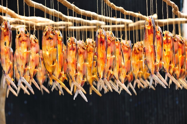 Photo close-up of seafood hanging on market stall