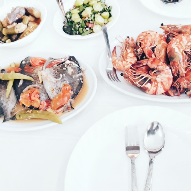 Photo close-up of seafood in plate on table