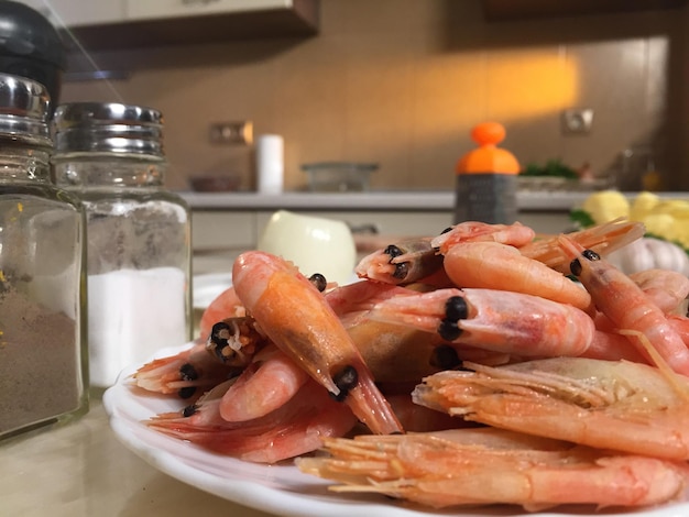 Photo close-up of seafood in plate on table